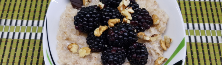 Ovsená kaša s černicami a vlašskými orechmi