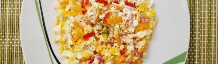 Paprikový šalát s cottage syrom a vajíčkom