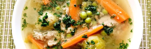 Zeleninová polievka s pečeňovými knedličkami